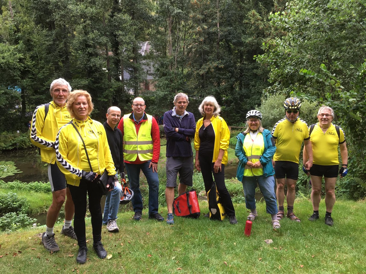 Gruppenbild im Sinneswald vor grüner kolisse